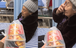 Bi kịch của cụ bà sinh 10 người con nhưng cuối đời nằm viện lại cô độc bên hộp mì tôm