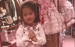 Bức ảnh bé gái trong cửa hàng quần áo "tố cáo" sự bất lực của nhiều cha mẹ!