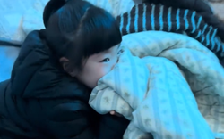 Bố đi làm xa, con gái một mình chạy vào phòng rồi làm hành động khiến mẹ ôm mặt khóc nức nở