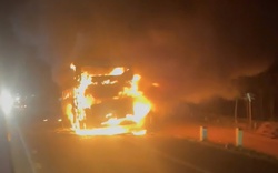 CLIP: Xe khách giường nằm chở 46 người nổ lốp, cháy ngùn ngụt trong đêm