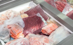 Thịt để tủ đá trông như thế này tốt nhất nên vứt đi, cho trẻ con ăn càng nguy hiểm!