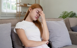 "Vùng kín" có mùi lạ và khô, bác sĩ tiết lộ "4 triệu chứng" có thể là teo âm đạo, phụ nữ mãn kinh càng không được bỏ qua