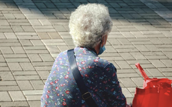 86 tuổi có con trai sống trong biệt thự, người mẹ vẫn phải bán nhà tự nuôi thân: Hối hận vì 1 điều đã quá dốc lòng cho con