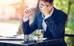 Nhiều tiền nhưng vẫn bị xa lánh: 8 thói quen EQ thấp khiến mọi mối quan hệ đều bế tắc