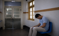 Cha nhường "ghế" công việc cho cháu họ, con trai ruột 20 năm không nhìn mặt, đến lúc cha hấp hối mới biết lý do