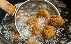 Không phải thịt mỡ, đây mới là “vua cholesterol” với hàm lượng cao gấp 25 lần, ăn nhiều cực hại mạch máu