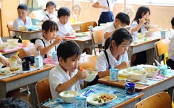 Đưa 1 thứ cho con mang tới trường, bà mẹ bỗng bị chỉ trích "làm màu", "khoe mẽ", bức xúc đến nỗi phải chuyển trường!