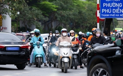 Ảnh, clip: Xe máy nối đuôi nhau, rồng rắn đi ngược chiều ở Hà Nội