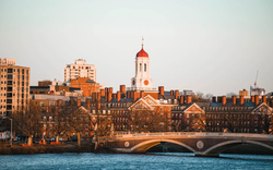 Harvard vs MIT: Trường nào khó vào hơn?