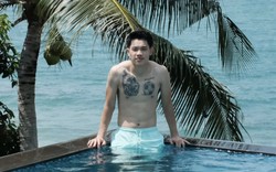 Đình Bắc khoe body 6 múi, đi đá bóng mà trắng phát sáng