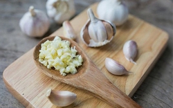 Kiên trì ăn tỏi mỗi ngày để “ngừa ung thư”, người phụ nữ 62 tuổi nhận kết quả khám sức khỏe khó ngờ sau 6 tháng