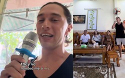 Xem anh Tây đi lấy đồ giặt 'bị' chủ tiệm kéo vào hát karaoke, dân mạng bật cười