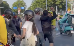 Hai người đàn ông xô xát giữa đường ở TPHCM khiến nhiều người khiếp vía
