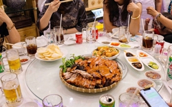 Chiếc hóa đơn tinh tế lại thành vô duyên, cô gái "chạy mất dép" sau màn thể hiện "độ giàu" của mẹ chồng tương lai