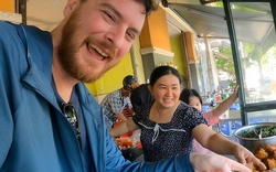 Muốn khen món ăn "rất thơm", anh Tây nói nhầm một chữ khiến chủ quán tắt nụ cười