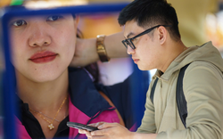 CLIP: Tranh thủ giờ nghỉ, dân văn phòng TP.HCM chạy đi mua vàng đeo cho đẹp, có người lỗ nhanh 1,1 triệu vẫn mua tiếp