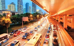 Mức phạt lỗi ô tô vượt bên phải xe khác theo quy định mới nhất