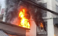Hà Nội: Lửa bùng dữ dội tại ngôi nhà 7 tầng trên đường Lĩnh Nam