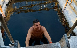 Ronaldo làm gì khi bị loại khỏi tuyển Bồ Đào Nha?