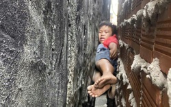 20 phút giải cứu cháu bé bị mắc kẹt giữa hai bức tường nhà ở TPHCM