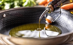 Bác sĩ ung thư khuyến cáo: Một sai lầm phổ biến trong nhà bếp có thể khiến cả nhà tiếp xúc với chất gây ung thư