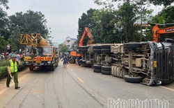 Xe tải chở đất lật nghiêng đè trúng ô tô 4 chỗ làm 2 người tử vong