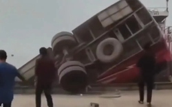 Xe buýt chở đầy khách lao xuống sông, 16 thi thể được tìm thấy