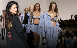 Anne Hathaway cấm cửa người mẫu gầy trơ xương bước vào The Devil Wears Prada 2