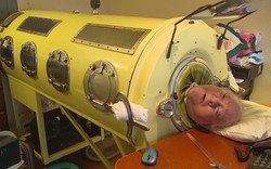 Người đàn ông sống cả đời 70 năm trong một chiếc lồng sắt