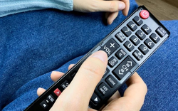 Ai giải thích được lý do điều khiển TV bấm không nhận mà cứ "đập vài cái" lại dùng như bình thường không?