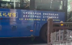 Tranh cãi khi xuất hiện chiếc xe buýt in khẩu hiệu "Trinh tiết là của hồi môn cao quý nhất của phụ nữ"