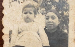 Cậu bé được mẹ ẵm trong bức ảnh giờ là tên tuổi đình đám showbiz Việt: Gia thế "không phải dạng vừa", giờ dạy con khéo