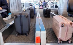 Vì sao nên quay bánh xe vali ra ngoài khi cân hành lý đi máy bay?