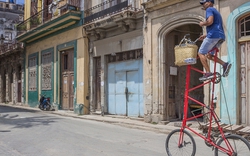 Cạn xăng triền miên, đường phố Cuba như 'xuyên không' khi phương tiện tưởng đã biến mất đồng loạt trở lại