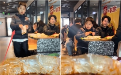 Mẹ mang đồ ăn ngoài vào McDonald's, con trai thà ngồi với người lạ chứ không ăn cùng mẹ