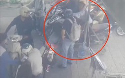 Va quẹt nhẹ khi xếp hàng chờ đổ xăng, người đàn ông thẳng tay "tác động vật lý" đối phương