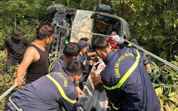 Xe chở khách du lịch rơi xuống vực ở Tam Đảo, 7 người bị thương