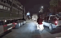 Tạm giữ tài xế xe bán tải "tạt đầu" chèn ngã người đi xe máy chở trẻ em