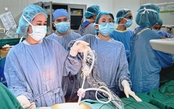 Đau bụng âm ỉ kèm vàng da nhẹ, đi khám phát hiện 2 bệnh ung thư cùng lúc