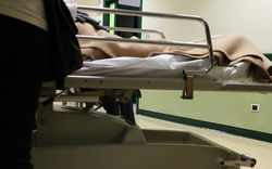 Người đàn ông 30 tuổi vỡ mạch máu mắt, đường huyết vọt lên 800, bác sĩ cảnh báo 3 nhóm thực phẩm là thủ phạm