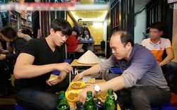 Một con phố Hà Nội phủ đầy ghế nhựa lên truyền hình Hàn Quốc, khiến sao Hàn thốt lên: "Thế này thì ai mà chẳng thích"