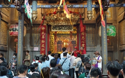 Người dân chen kín ngôi chùa thiêng tại TP.HCM đêm Rằm tháng Giêng, tất cả vì một tục "vay - trả" đã tồn tại trăm năm