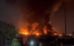 Hà Nội: Xưởng gỗ bốc cháy dữ dội trong đêm, 1 người tử vong