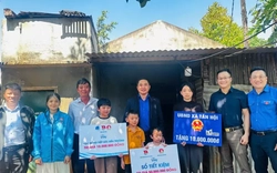 Trung ương Đoàn, Hội đồng Đội Trung ương trao sổ tiết kiệm cho nữ sinh mồ côi cha, gánh gồng nuôi 3 em