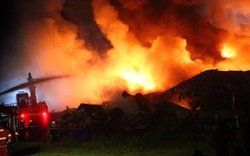 Hiện trường vụ cháy kho xưởng gần Bệnh viện K Tân Triều: Lửa bao trùm trong đêm, chữa cháy suốt nhiều giờ