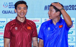 Văn Hậu gây sốt vì hành động tinh tế với HLV Kim Sang-sik, màn so chiều cao của hai trò mới cực đáng yêu