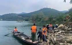 Hiện trường trắng đêm tìm kiếm đôi vợ chồng mất tích giữa lòng hồ thủy điện: Con trai may mắn sống sót