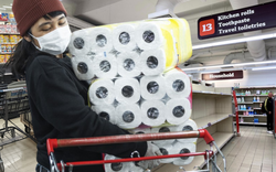 Xung đột Trung Đông kéo dài, người dân Nhật Bản đổ xô tích trữ giấy vệ sinh