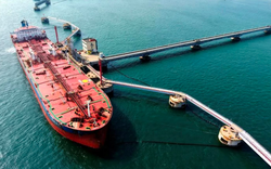 Lộ 'vị cứu tinh' dầu cho Đông Nam Á, vừa mang 100.000 thùng nhiên liệu sang Việt Nam