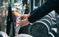 Tại sao cúng bái linh đình nhà cửa vẫn lục đục? Đọc 3 cấm kỵ tảo mộ ngày Thanh Minh mới giật mình vì bao năm qua toàn làm sai